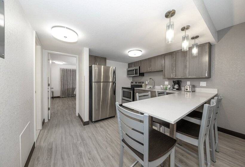 جناح, Red Roof Inn Plus+ & Suites Naples Downtown 5th Ave S