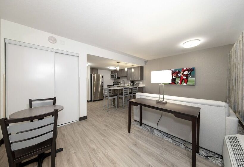 جناح, Red Roof Inn Plus+ & Suites Naples Downtown 5th Ave S