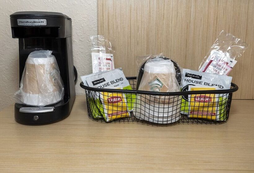 جناح لذوى الاحتياجات الخاصة, Red Roof Inn Plus+ & Suites Naples Downtown 5th Ave S