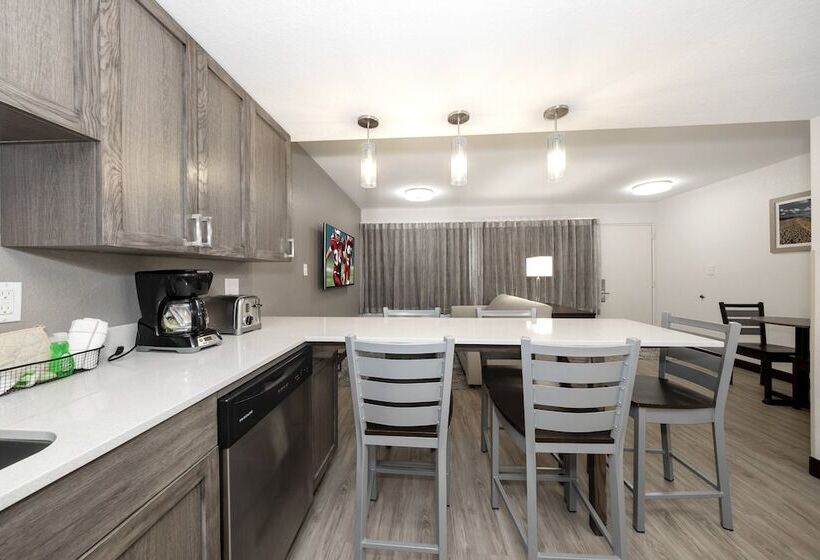 جناح لذوى الاحتياجات الخاصة, Red Roof Inn Plus+ & Suites Naples Downtown 5th Ave S