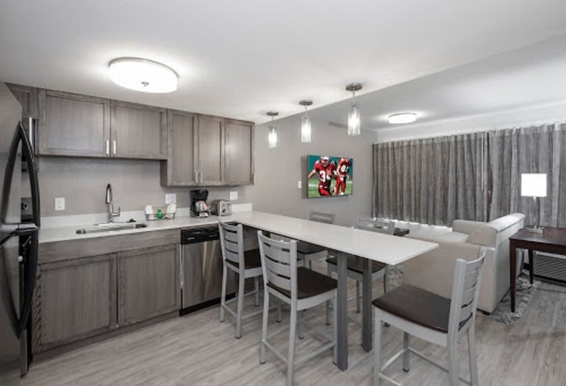 Люкс Адаптированный для Инвалидов, Red Roof Inn Plus+ & Suites Naples Downtown 5th Ave S