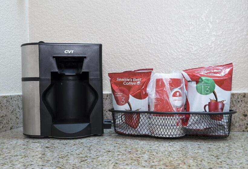 חדר סופריור עם מיטת קינג, Red Roof Inn Plus+ Ann Arbor   U Of Michigan North