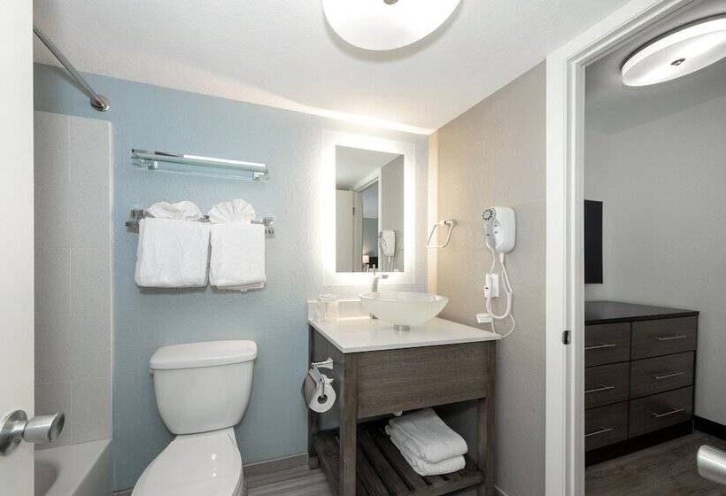 Люкс, Red Roof Inn Plus+ & Suites Naples Downtown 5th Ave S