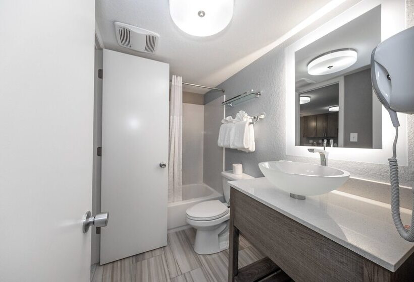 جناح, Red Roof Inn Plus+ & Suites Naples Downtown 5th Ave S