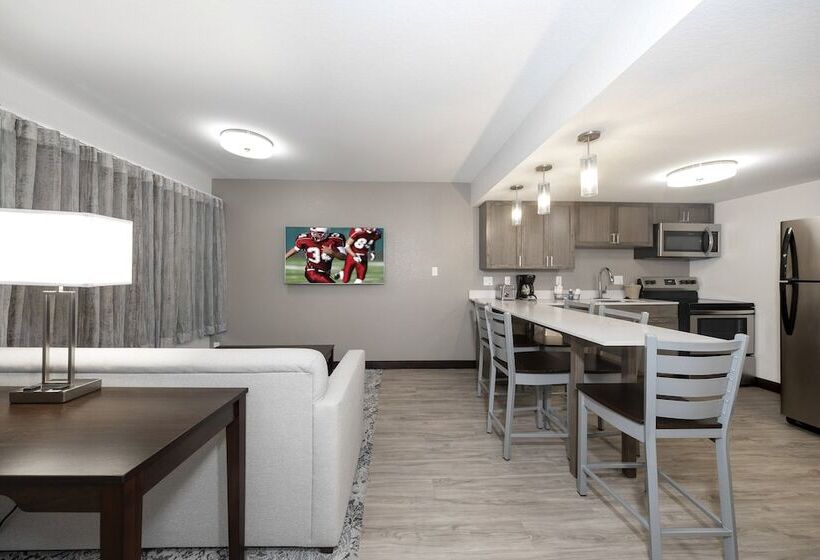 جناح, Red Roof Inn Plus+ & Suites Naples Downtown 5th Ave S