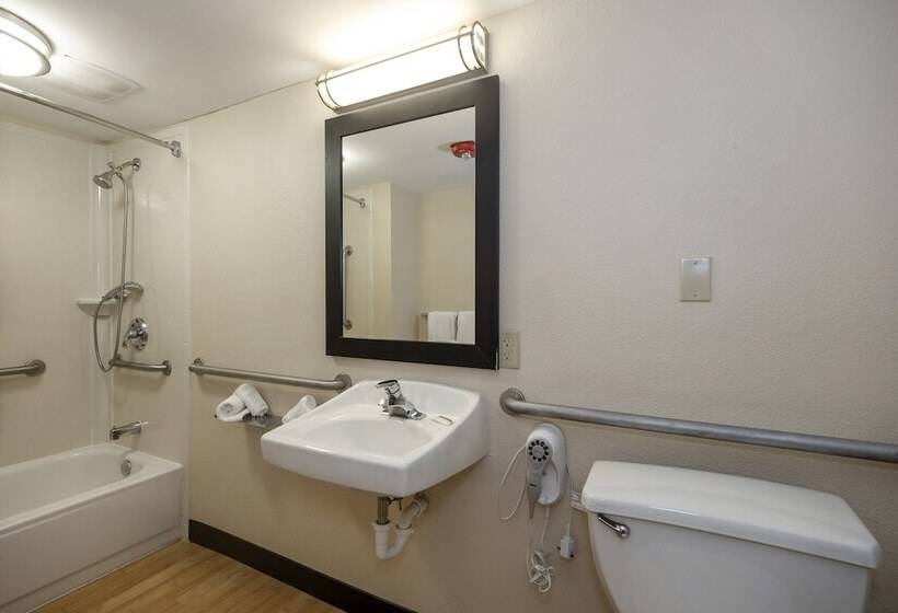 جناح لذوى الاحتياجات الخاصة, Red Roof Inn Plus+ & Suites Naples Downtown 5th Ave S