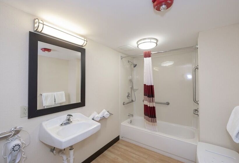 جناح لذوى الاحتياجات الخاصة, Red Roof Inn Plus+ & Suites Naples Downtown 5th Ave S