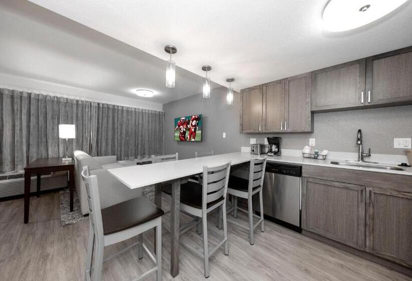 Люкс, Red Roof Inn Plus+ & Suites Naples Downtown 5th Ave S