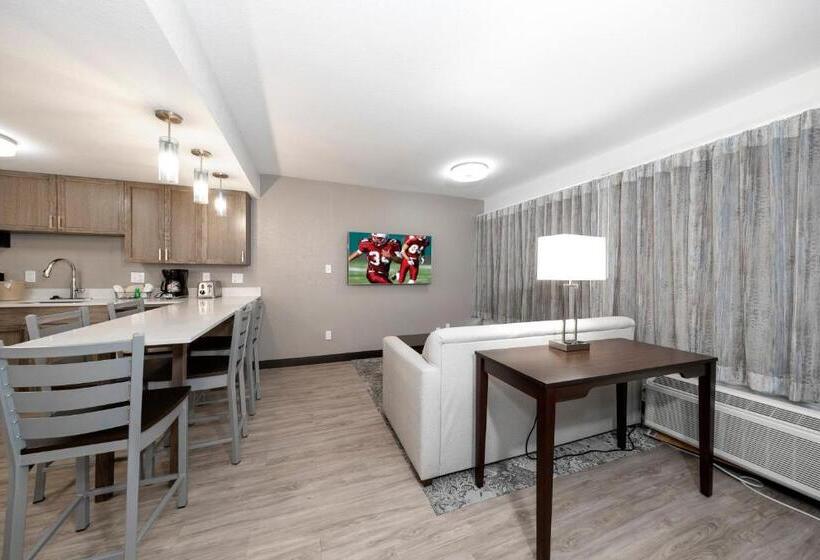 Люкс Адаптированный для Инвалидов, Red Roof Inn Plus+ & Suites Naples Downtown 5th Ave S