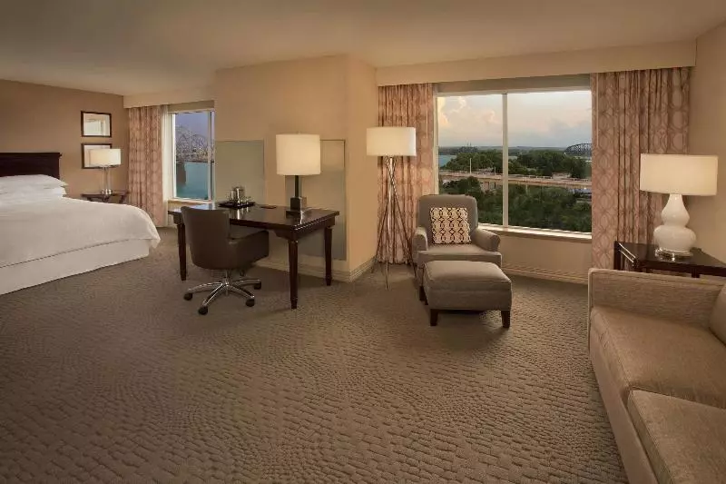 キングサイズベッドのスタンダードルーム, Sheraton Louisville Riverside