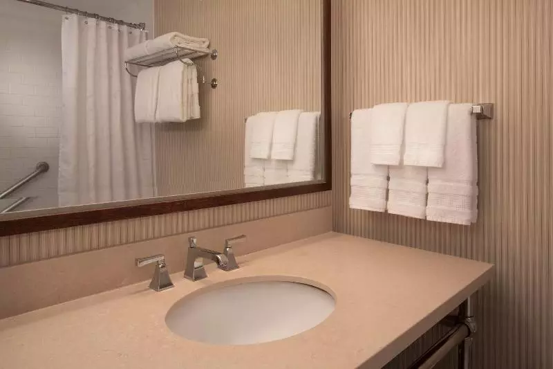 キングサイズベッドのスタンダードルーム, Sheraton Louisville Riverside