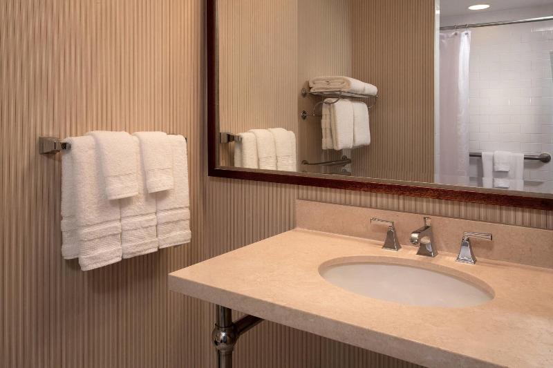 스탠다드 룸 킹사이즈 침대, Sheraton Louisville Riverside