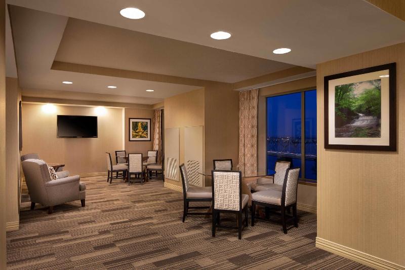 Номер Клуб, Sheraton Louisville Riverside