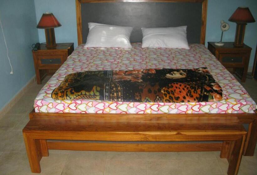 اتاق استاندارد با سرویس بهداشتی مشترک, Chez Titi