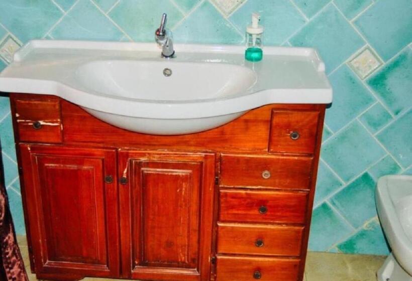 اتاق استاندارد با سرویس بهداشتی مشترک, Chez Titi