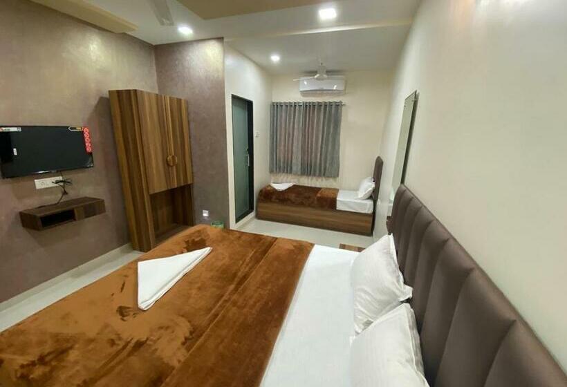 Executive Triple, Divine