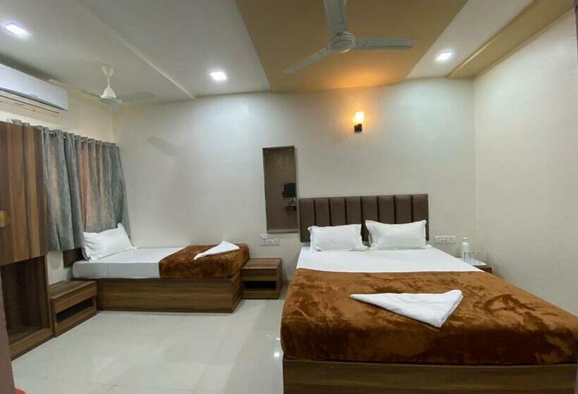 Executive Triple, Divine