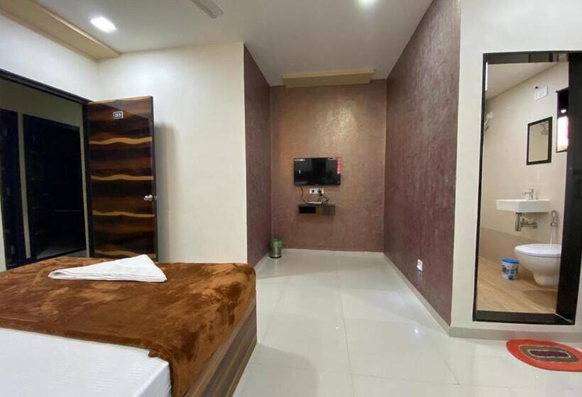 Executive Triple, Divine