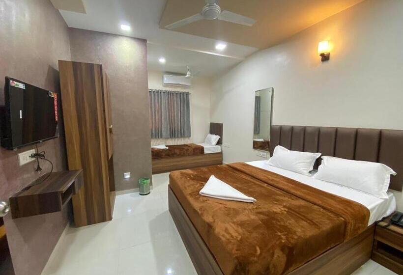 Executive Triple, Divine