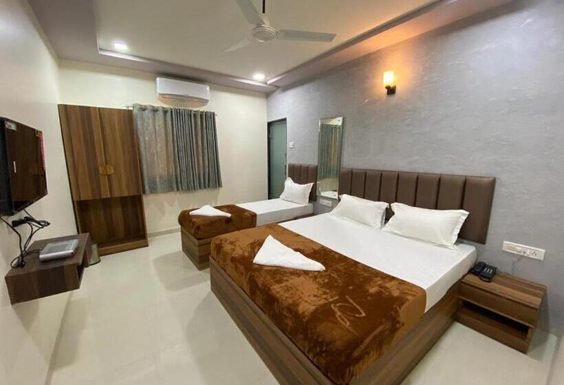 Executive Triple, Divine