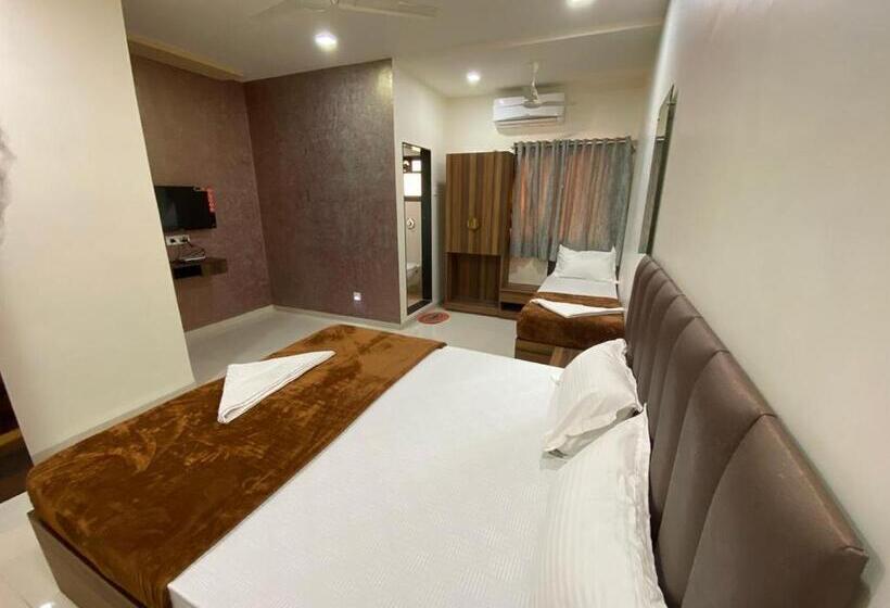 Executive Triple, Divine