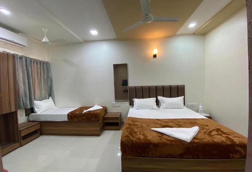 Executive Triple, Divine