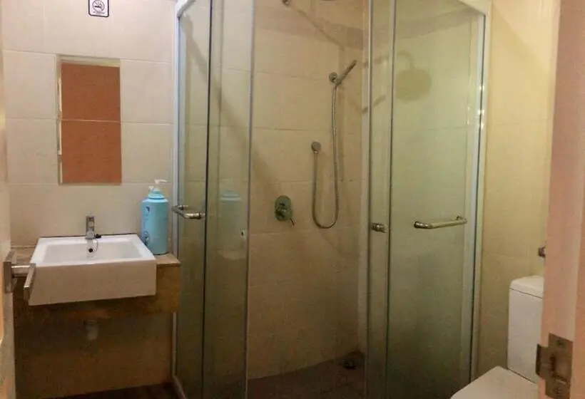 Standardrum Delat Badrum, Island Hostel