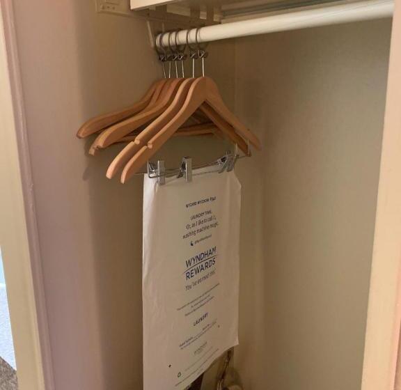 غرفة قياسية سرير كينج, Super 8 By Wyndham Eau Claire Wi