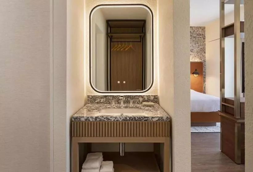 استودیوی استاندارد, Burton House, Beverly Hills, A Tribute Portfolio Hotel