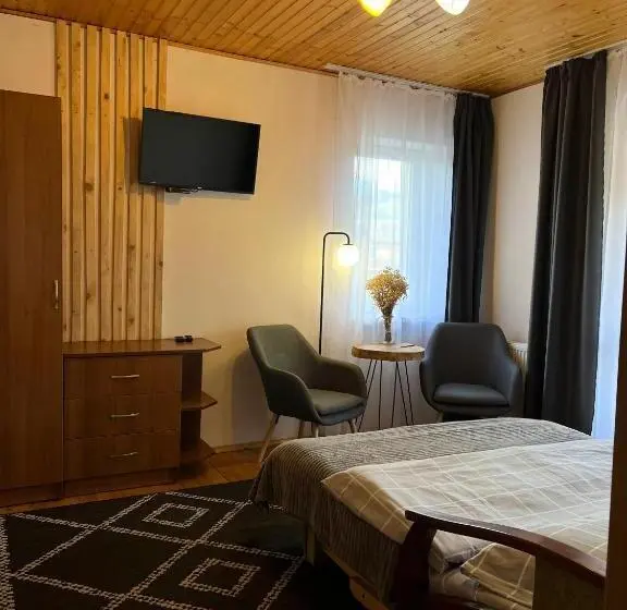 اتاق خانوادگی, ніч над карпатами