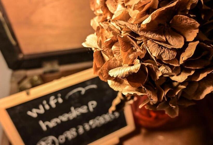 اتاق استاندارد سه تخته با سرویس بهداشتی مشترک, Here Sleep Guesthouse