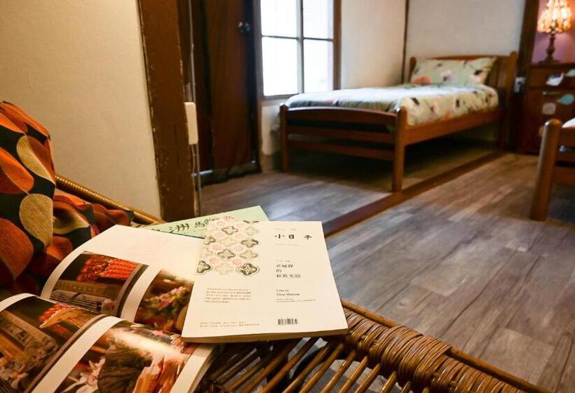 اتاق استاندارد سه تخته با سرویس بهداشتی مشترک, Here Sleep Guesthouse