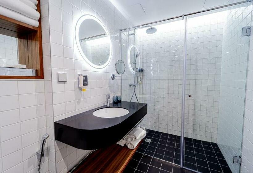 استودیوی استاندارد, Hestia Hotel Kentmanni