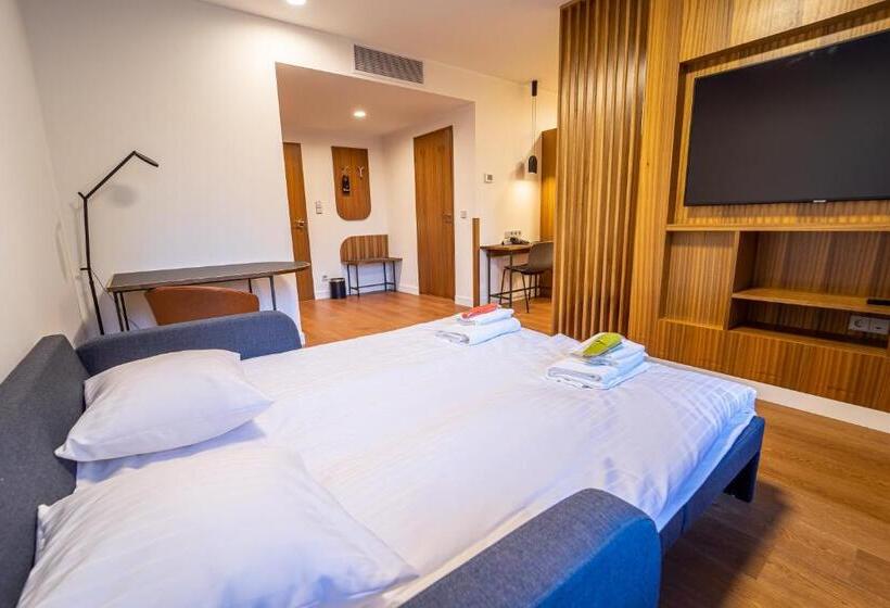 استودیو خانوادگی, Hestia Hotel Kentmanni