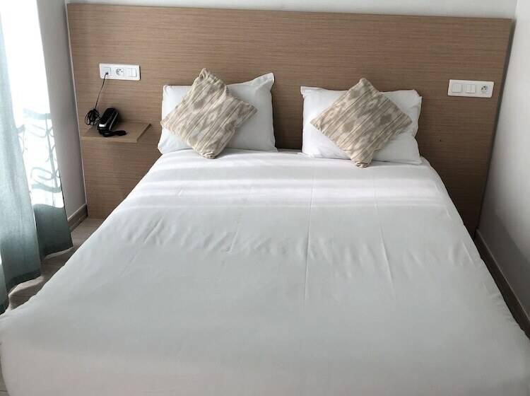 اتاق استاندارد, Hôtel Le National Clichy Paris