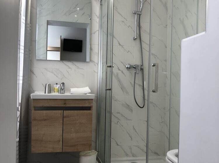 Номер Стандарт, Hôtel Le National Clichy Paris