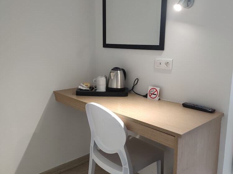 Номер Стандарт, Hôtel Le National Clichy Paris