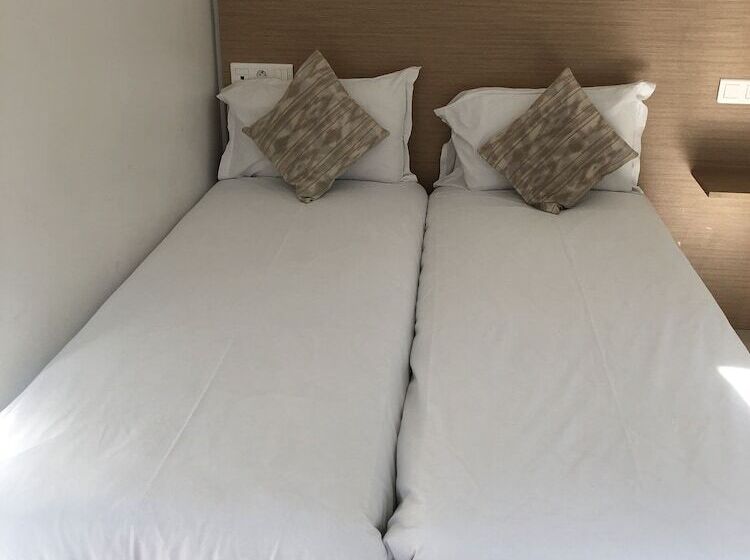 اتاق استاندارد, Hôtel Le National Clichy Paris