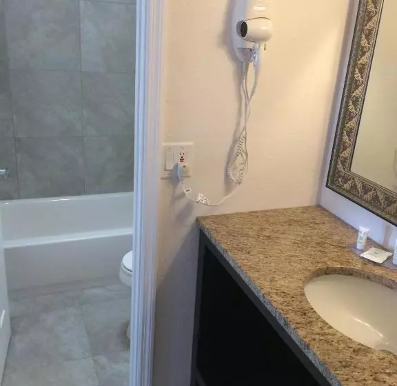 キングサイズベッドのスタンダードルーム, Lantern Inn & Suites  Sarasota