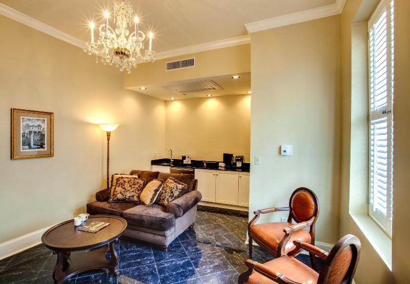 اتاق لوکس با تخت بزرگ, Mazarin