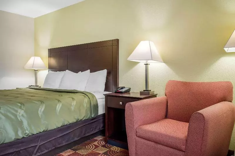 キングサイズベッドのスタンダードルーム, Quality Inn Bloomington Near University