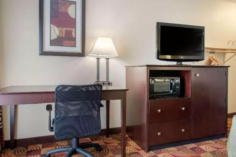 キングサイズベッドのスタンダードルーム, Quality Inn Bloomington Near University