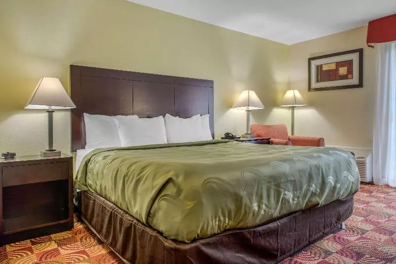キングサイズベッドのスタンダードルーム, Quality Inn Bloomington Near University
