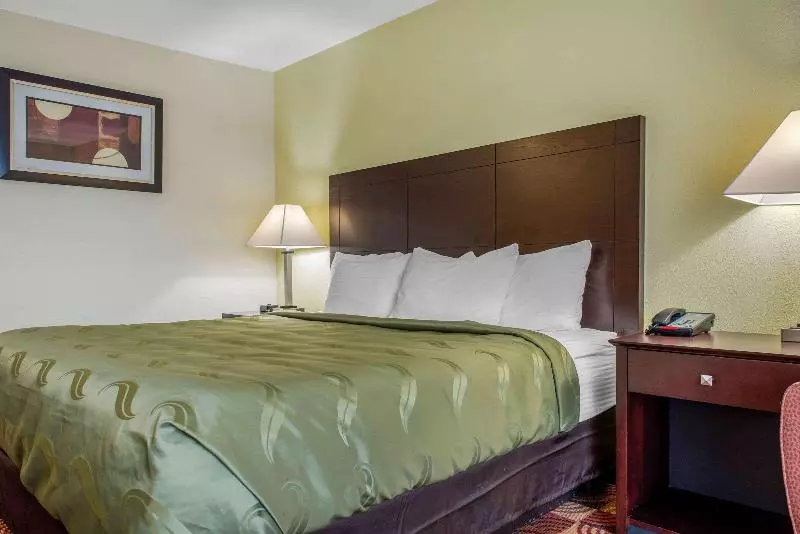 身障者適用キングサイズベッドルーム, Quality Inn Bloomington Near University