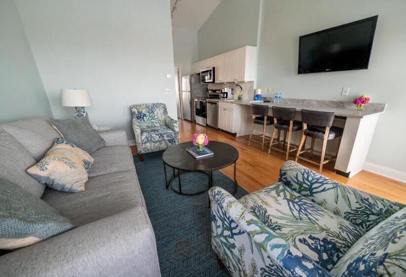 جناح, Sandpiper Beach Club