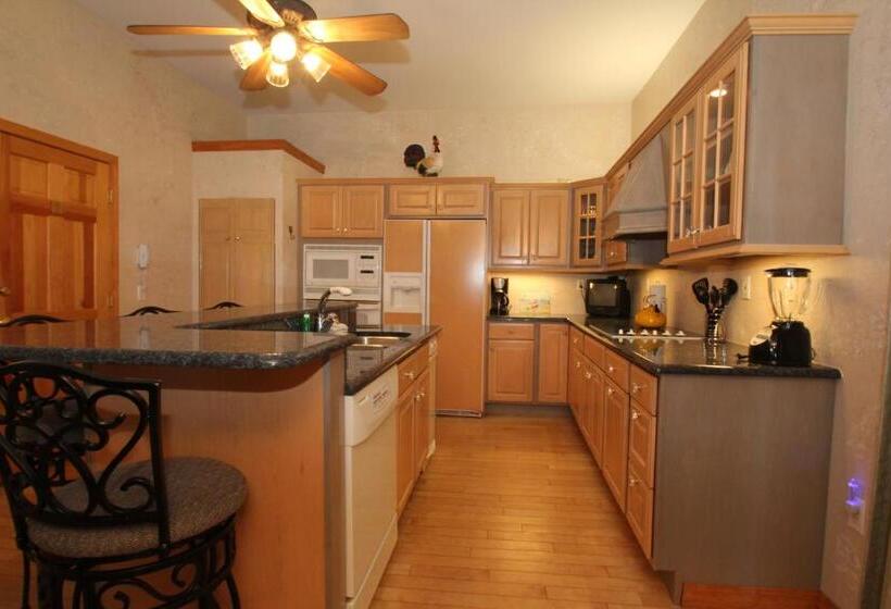 带大床的套房, Sea Cliff House Motel