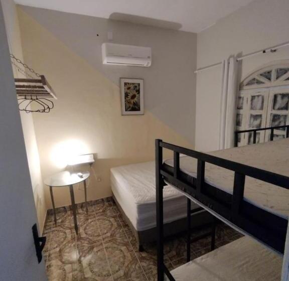 اتاق خانوادگی با سرویس بهداشتی مشترک, Puleiro Hostel