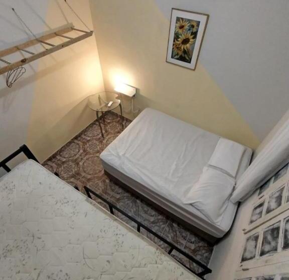 اتاق خانوادگی با سرویس بهداشتی مشترک, Puleiro Hostel