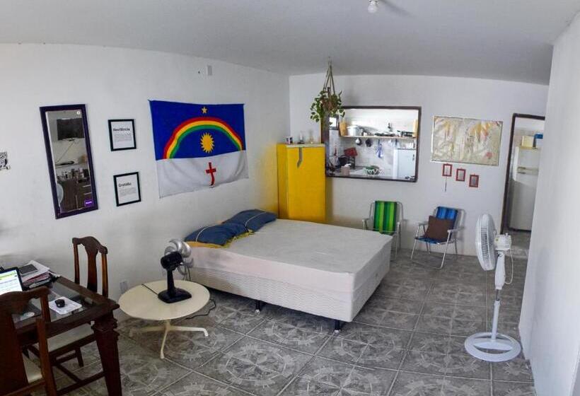 استودیوی استاندارد, Puleiro Hostel