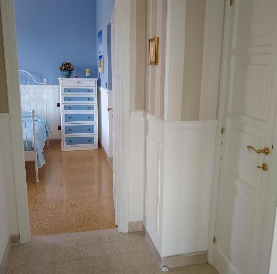 اتاق لوکس با چشم‌انداز دریا, La Finestra Sul Mare